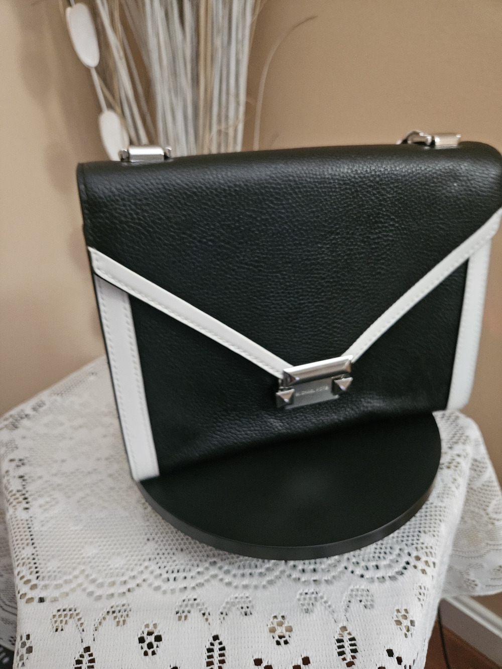 💝🤎Women Michael Kors Black with White Trim Medium Handbag💕💔